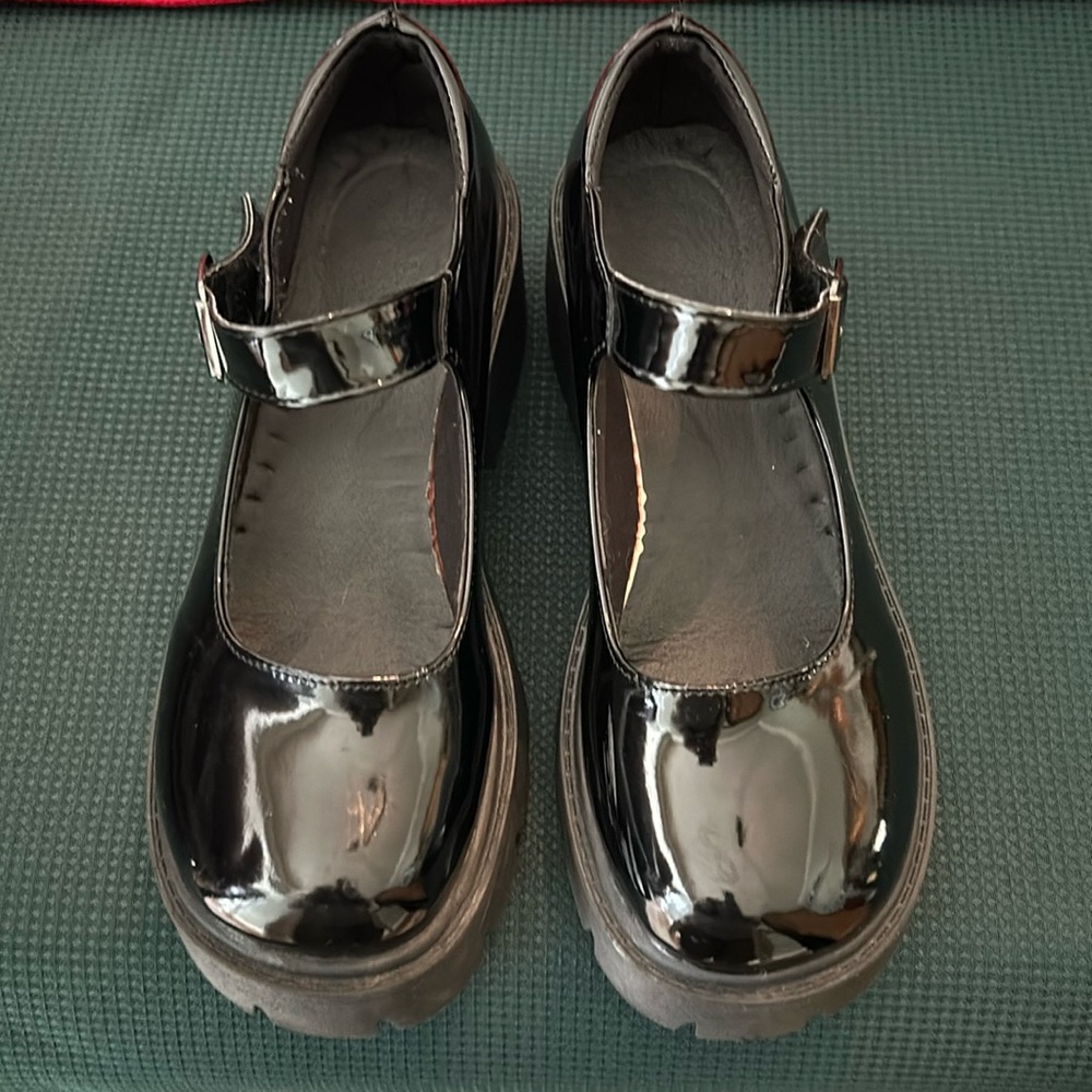 Girls Black Patent Leather Mary Jane’s shoes